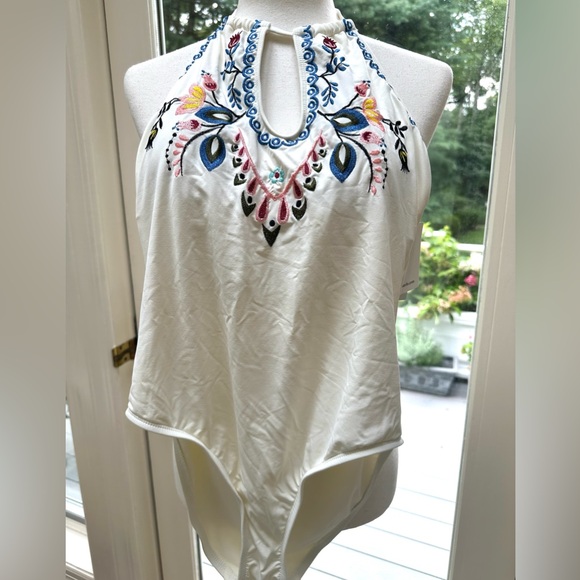Gibson Latimer S NWT Gorgeous Embroidered White One-Piece Tie Neck Swimsuit - Picture 3 of 12